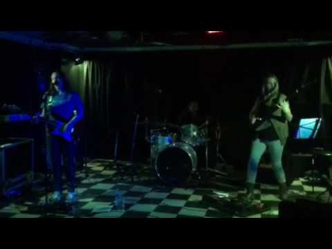 Heather Rose In Clover - That Girl's A Machine - LIVE at News Cafe