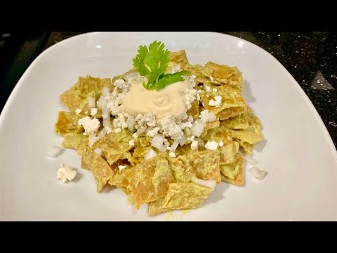 Chilaquiles verdes con salsa de queso crema