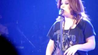 Kelly Clarkson sings &#39;Halo&#39; during &#39;Already Gone&#39; (FUNNY!)