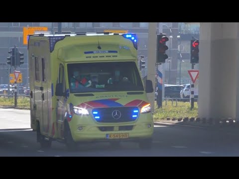 Verschillende Ambulance,s met spoed onderweg naar meldingen in Dordrecht