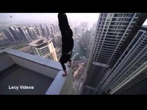 Acrobatics on top of a skyscraper - Increible acrobacia