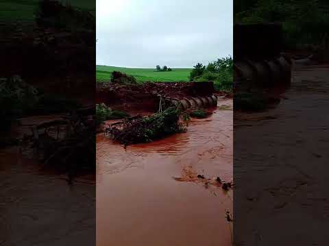 Ponte rodou com as águas no bairro bom sucesso em Bandeirantes Pr