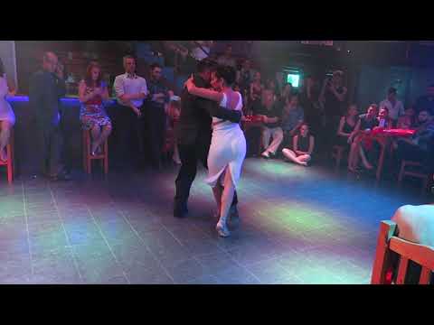  Jonathan Saavedra  and  Clarisa Aragon  are  dancing  to  the  tango  "  Cruz Maidana  "  by  Juan D'Arienzo  in  2020