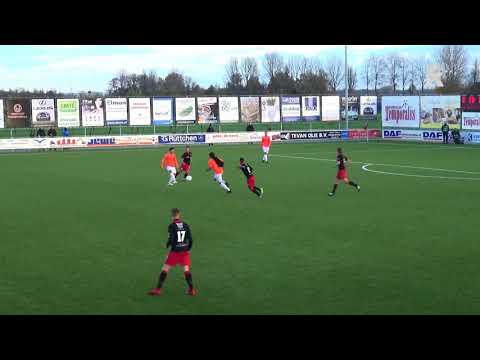 Jodan Boys-keeper Matthijs Swaneveld laat de terugspeelbal onder zijn voet doorglippen (Bron: Ste...