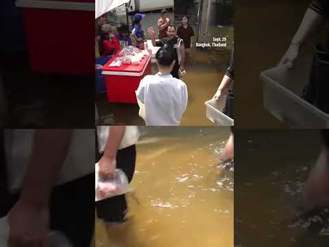 Makeshift "floating market" raises spirits despite severe flooding in Bangkok
