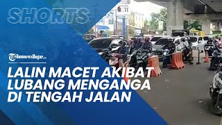 Bogor Hari Ini: Akibat Lubang Menganga di Jalan KH Sholeh Iskandar, Arus Lalu Lintas Macet 1 Km