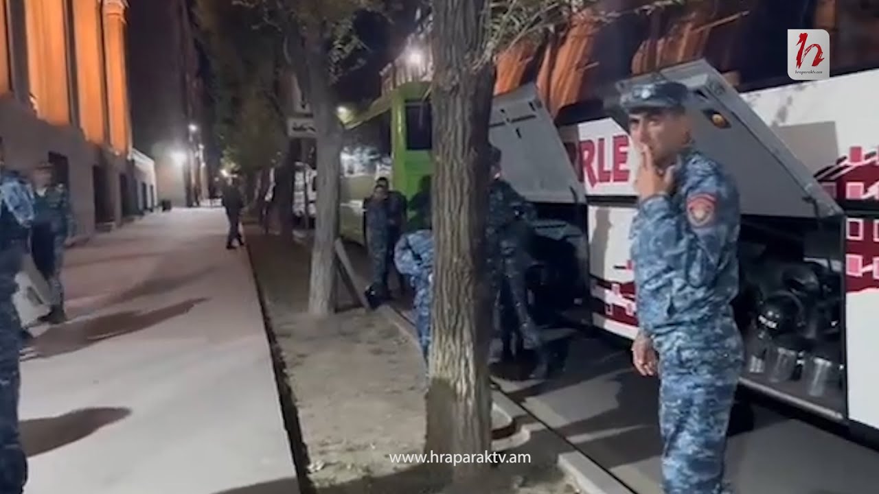 Սաղավարտներով եւ վահաններով ոստիկանները շտապում են Կառավարության մոտ