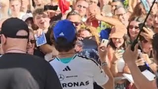Kimi Antonelli, bagno di folla in Romagna: tifosi a caccia di un selfie e un autografo