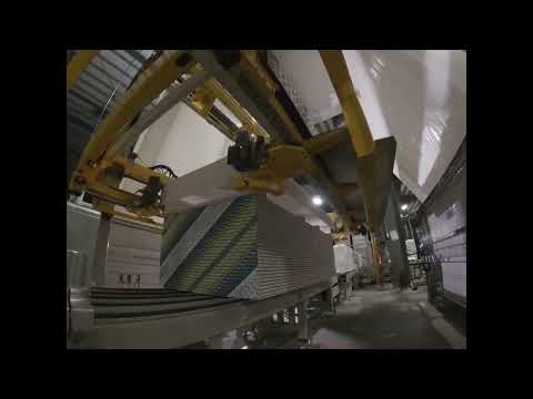 Stretch hood machine for long products like panels
