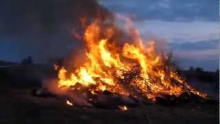 preview picture of video 'Fuegos de Pascua en Mulsum - Cuxhaven - Alemania 31-3-2013'