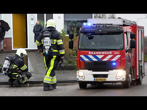 Brandweer Dokkum [TS 02-4232] met spoed onderweg vanwege gaslekkage onder stoep Patrijs Dokkum