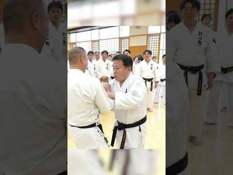 【神技】なぜ触れただけで倒れる!? 筋力を一切使わずに相手を崩す達人の技  | 宇城空手(55)  #karate #空手 #japanesemartialarts #shorts