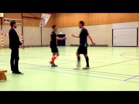 Hulusi Bulut   ( "The Bullet" ) van ESCA futsal 1 (Generalex) gebruikt even zijn snelheid ..