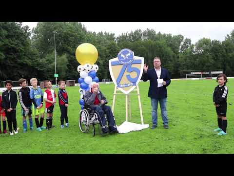 Oudste en jongste lid onthullen nieuw logo VV Drechtstreek Papendrecht