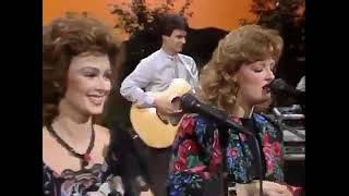 The Judds – Cry Myself to Sleep   Hee Haw 1985