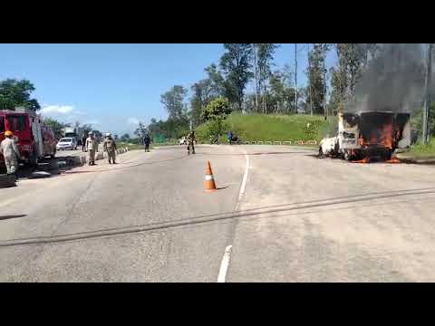 Fiorino pega fogo próximo a Linha Férrea em Seropédica e cria grande congestionamento na via (3)