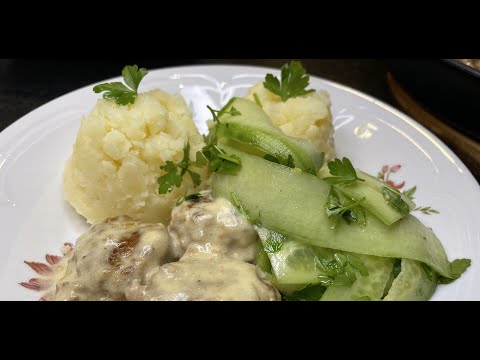 Köttbullar med gräddsås och gurka