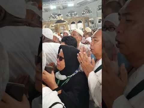 Jemaah haji Lahat Berdoa di Depan Multazam