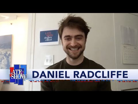 ダニエル・ラドクリフは、レゴのジュラシック・パークを構築する時間を渡している (Daniel Radcliffe Is Passing The Time Building Jurassic Park Out Of Legos)