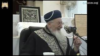 שאלות ותשובות בהלכות פסח - שיעורי מנחת יהודה - מרן הרב מרדכי אליהו (הרב מרדכי אליהו זצ"ל) - התמונה מוצגת ישירות מתוך אתר האינטרנט יוטיוב. זכויות היוצרים בתמונה שייכות ליוצרה. קישור קרדיט למקור התוכן נמצא בתוך דף הסרטון