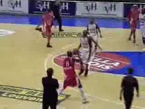 15 20-10-07 Leuven-BCO - Jerry Green goes inside, fakes and