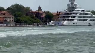 Boardwalk, il mega yacht dell'ambasciatore Usa Fertitta ormeggiato a Venezia: il video