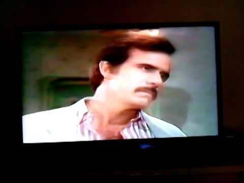 Cenas de O outro com música internacional.