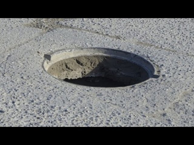 Злоумышленники за ночь оставили без люков улицу Матросова