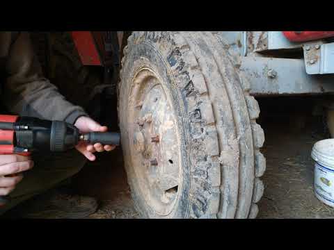 YATO Elektrinis smūginis suktuvas veržliasūkis YT-82021 1020W 1/2" 600Nm video