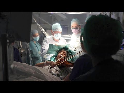 Musikerin spielt während Hirn-OP Geige | AFP