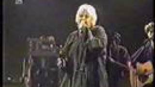 Alison Moyet performing 'Falling' 1