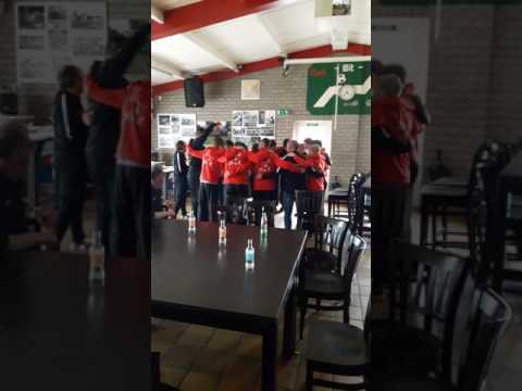 Rood-wit JO15-1 viert feest