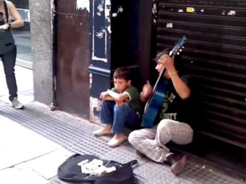 Increíble voz de niño cantando en peatonal Florida, Buenos Aires