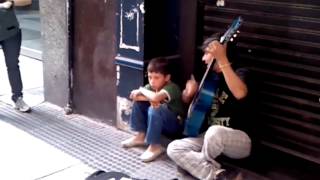 Increíble voz de niño cantando en peatonal Florida, Buenos Aires