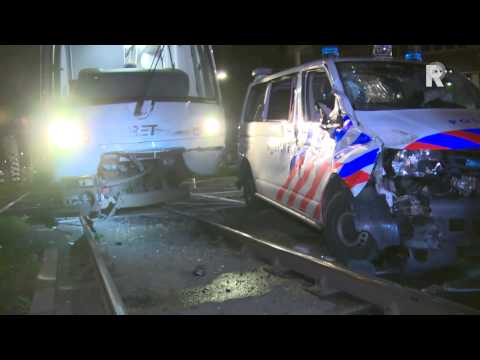 Metro ramt politiebusje in Rotterdam-Alexander