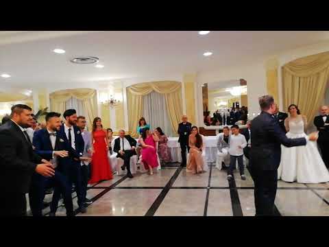 Lancio della giarrettiera.. Oggi sposi Mario e Rossella