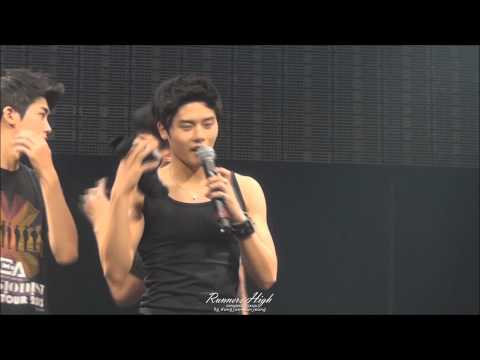 [Fancam]131129 ZE:A 동준 - 2층으로 옷 던지기 (Osaka concert)