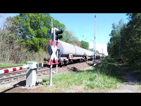 Bahnhof Lauta (Ni) (Teil30)-  der EBÜT Lauta Dorf mit  Güterzug in Sachsen am 01.05.24 um 13.54 Uhr