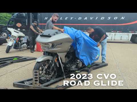 2023 Harley-Davidson<sup>®</sup> CVO™ Road Glide<sup>®</sup> Dark Platinum w/ Pinstripe