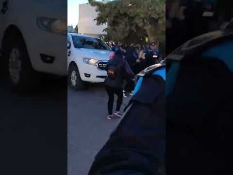 EMPUJONES Y TENSION CONTRA DOCENTES EN PARITARIAS EN CHUBUT