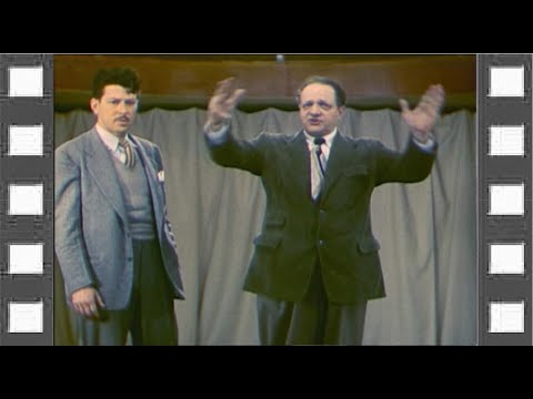 J. L. Moreno explica no palco os 5 componentes do psicodrama