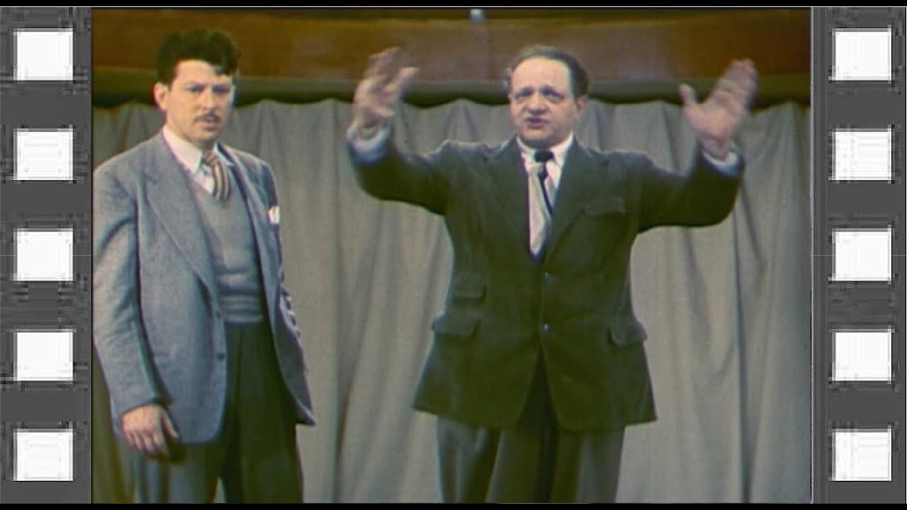 J. L. Moreno explica no palco os 5 componentes do psicodrama