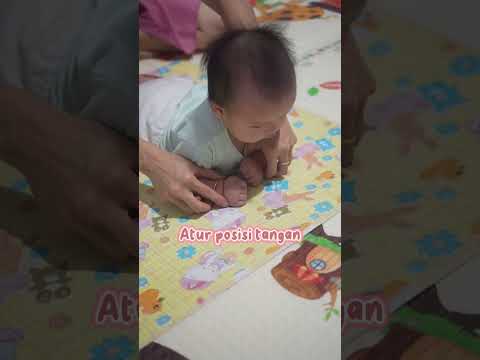 Ayo ajak si kecil tummy time! 🌟 Waktu bermain yang seru dan penting untuk perkembangan mereka. 🍼✨