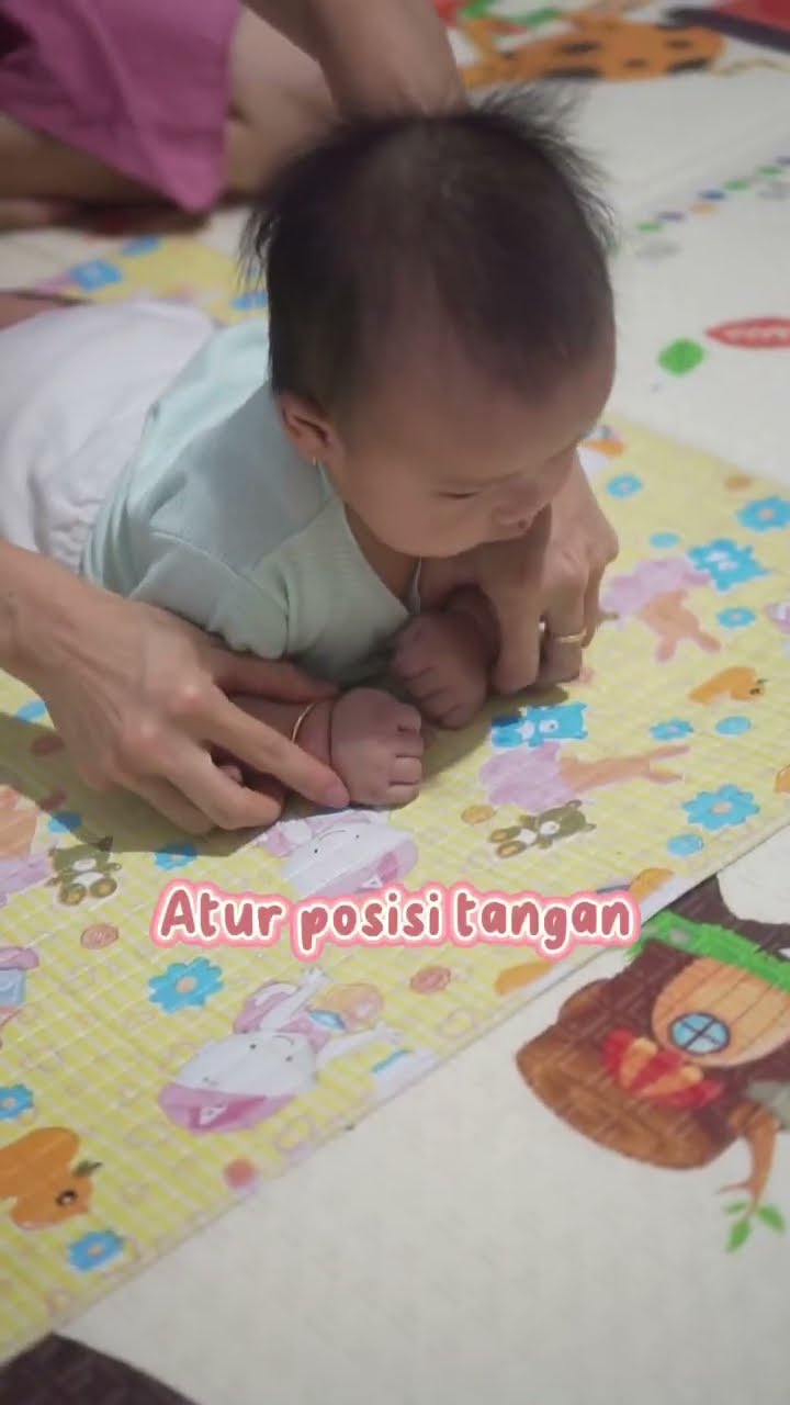 Ayo ajak si kecil tummy time! 🌟 Waktu bermain yang seru dan penting untuk perkembangan mereka. 🍼✨