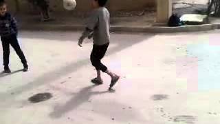 preview picture of video 'موهبة كبيرة بالنسبة لطفل صغير يتقن لعب كرة القدم بكل احترافية (تازولت) باتنة يستحق المشاهدة'