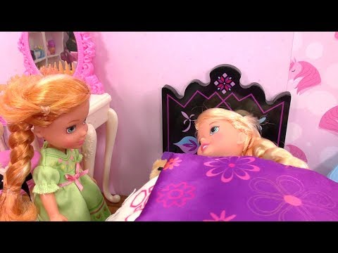 Someone is sick ! Elsa & Anna toddlers at the Doctor - Barbie - cough - checkup - sore throat