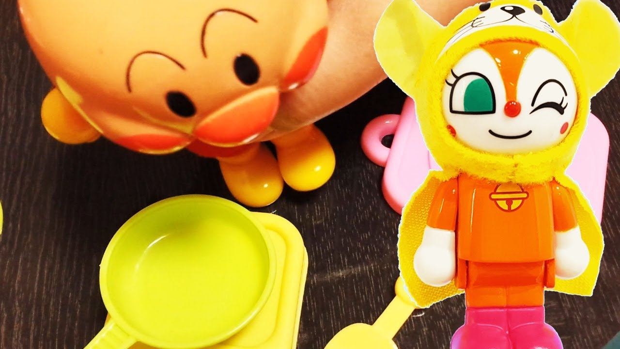 かわいいドキンちゃんとアンパンマンと一緒にキッチンセットで遊ぶ 初々しいノーカット版