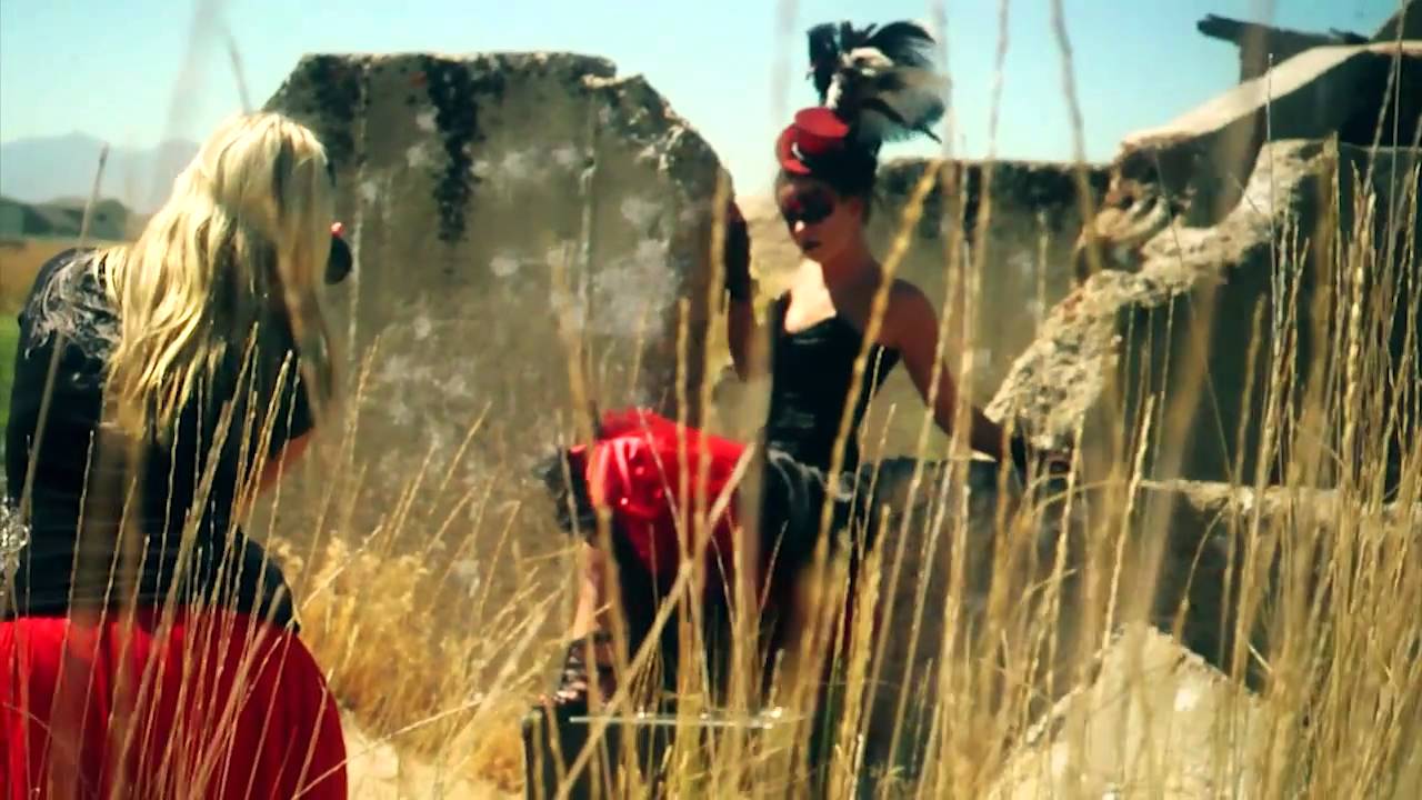 Behind the scenes: Abandoned Fashion - A Strobist's approach