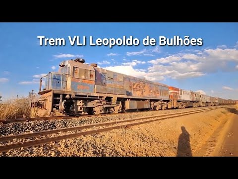 Trem VLI/FCA passando pela cidade de Leopoldo de Bulhões GO