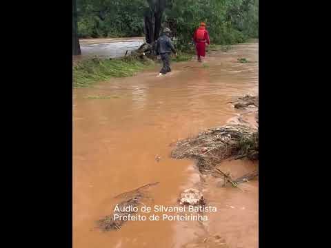 Barragem das Lajes, em Porteirinha, transborda e cheia em rios causou interdição na BR-122